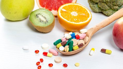 Ko&lsquo;z xiralashishi, qon quyilishi va ko&lsquo;ngil aynishi: shifokor tavsiyasisiz qabul qilib bo&lsquo;lmaydigan 3 xil vitamin
