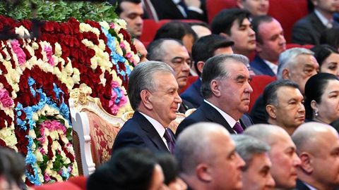 Shavkat Mirziyoyev va Emomali Rahmon O&lsquo;zbekiston hamda Tojikiston sanʼat ustalari ishtirokidagi konsertni tomosha qildi