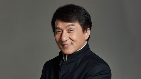 Ota-onasi sotib yubormoqchi bo&lsquo;lgan, butun suyagi qolmagan va o&lsquo;qish-yozishni bilmaydigan Jeki Chan 70 yoshda (foto)