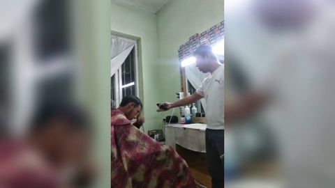 Toshkent viloyatida jahl ustida mijozining sochini kalga olib tashlagan sartarosh uzr so&lsquo;radi (video)&nbsp;