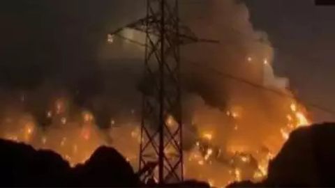 Крупный пожар охватил гигантскую свалку в восточном Нью-Дели&nbsp;