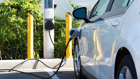 Qirg‘izistonda elektromobillar yashil davlat raqamida harakatlanadi