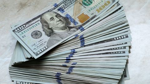 Долларнинг расмий курси 50 сўмга пасайди