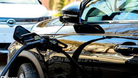 O&lsquo;zbekistonda elektromobillarni zaryadlash stansiyalarini o&lsquo;rnatish va tarmoqqa ulash tartibi soddalashtirildi