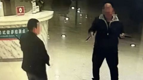 Хитойда номаълум эркак касалхонадаги одамларни пичоқлади. Қурбонлар бор (видео)