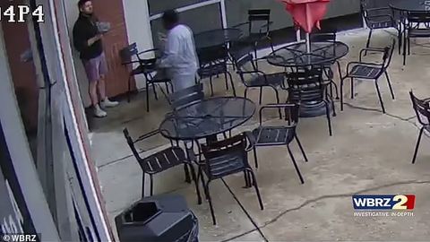 Dunyoni ezgulik qutqaradi: AQSHda 9 yoshli bola millionerni uysiz deb o&lsquo;ylab, unga bor puli &mdash; 1 dollarini berib yubordi (video)
