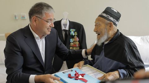 Sirdaryo hokimi prezident topshirig&lsquo;iga ko&lsquo;ra boyovutlik otaxonga Guliston shahridan uy sovg&lsquo;a qildi (video)