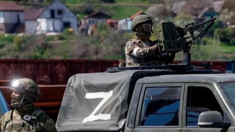 Россия қўшинлари Уманское қишлоғида СССР байроғини ўрнатди &mdash; Bild