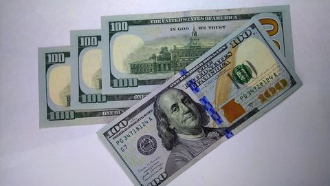 Ўзбекистонда доллар расмий курси 12 700 сўмдан ошди