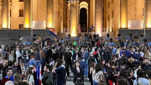 Gruziyada xorijiy agentlar haqidagi qonun loyihasi uchinchi o‘qishda ma’qullandi (video)