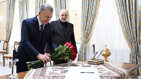 Shavkat Mirziyoyev Eron prezidenti vafoti munosabati bilan elchixonada hamdardlik bildirdi (foto)