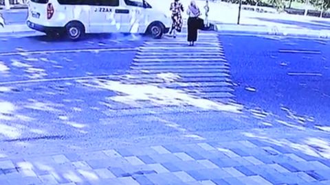 Jizzaxda tez yordam mashinasi&nbsp;48 yoshli ayolni urib yubordi