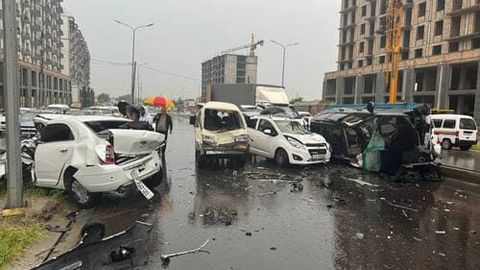 Тошкент вилоятида Toyota Prado учта автомобиль билан тўқнашди (видео)