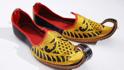 Nima uchun sharq davlatlarida qadimda uchi qayrilgan poyabzallar kiyishgan?&nbsp;&nbsp;