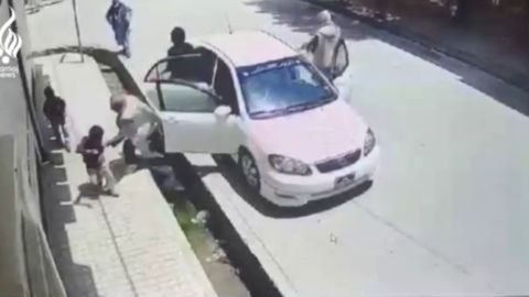 Mozori Sharifda qurollangan shaxslar tadbirkorning o&lsquo;g&lsquo;lini o&lsquo;g&lsquo;irlab ketdi (video)