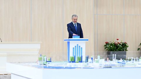 Shavkat Mirziyoyev Buxoroda uchta yirik inshoot &mdash; gaz-kimyo majmuasi, quyosh elektr stansiyasi va xalqaro aeroport qurilishiga start berdi (foto)