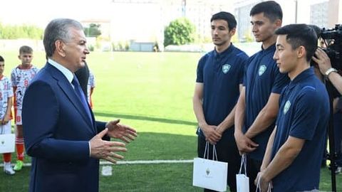 “Ёшларимиз Олимпиадага йўлланма олди, бу давомий бўлиши учун энди маҳаллаларда футболни ривожлантириш керак” — президент 
