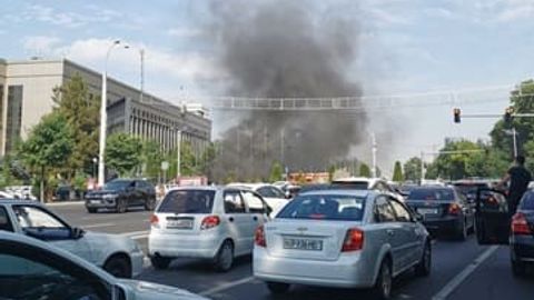&ldquo;Kosmonavtlar&rdquo; metro bekati yaqinida yerosti kabeli yonmoqda (video)