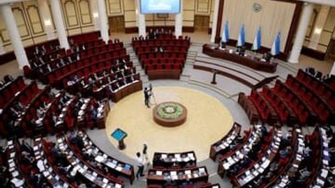 Ўзбекистонда мажлисларда узрли сабабларсиз қатнашмаган депутатлар ваколати муддатидан илгари тугатилиши мумкин