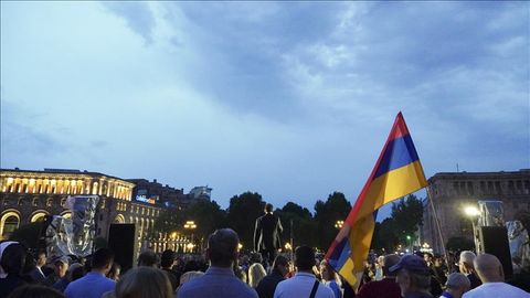 Armanistonda hukumatga qarshi namoyishlarda 100 dan ortiq fuqaro jarohatlandi