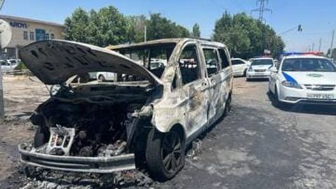 Toshkentda Mercedes-Benz mikroavtobusi yonib ketdi