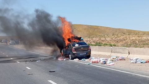 Jizzax hududidan o&lsquo;tgan xalqaro avtomobil yo&lsquo;lida Cobalt yonib ketdi