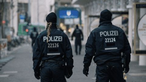 Германияда полиция болта билан қуролланган футбол мухлисига қарата ўқ узди