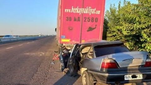 Sirdaryoda Nexia-1 yuk mashinasiga kelib urilishi oqibatida ikki kishi jarohatlandi