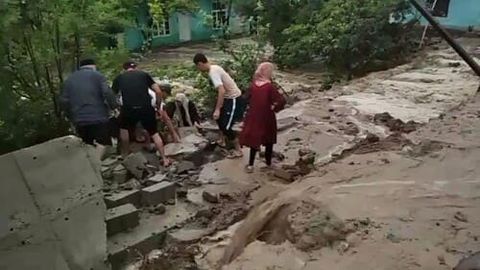 Chustda sel kelishi oqibatida opa-singilni devor bosib qoldi