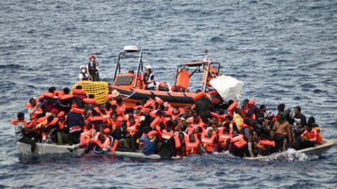 Buyuk Britaniyaga bir kunda La-Mansh orqali 900 ga yaqin noqonuniy migrant kirib keldi &mdash; Sky News