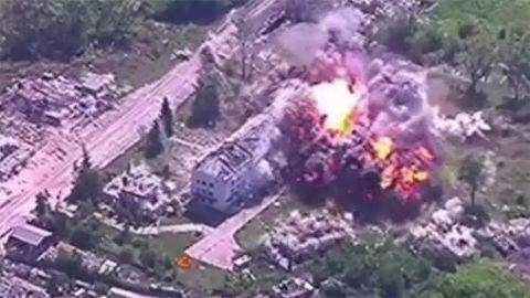 Россия илк бор Украинага 3 тоннали авиабомба ташлади (видео)