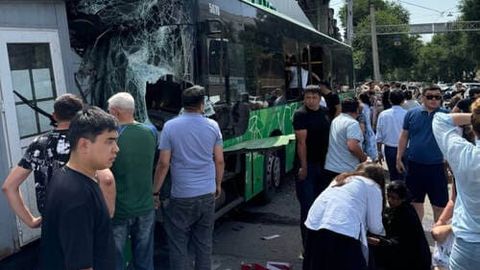 Olmaotada yo&lsquo;lovchilari bo&lsquo;lgan avtobus YTHga uchradi. Qurbon bor (video)