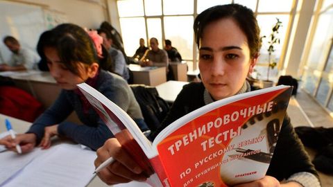Мигрантлар битирувчилар каби рус тилидан имтиҳон топшириши керак — “Рособрнадзор”