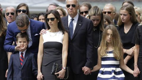 Байденнинг оиласи уни президентлик пойгасида қолишга ундамоқда — CNN