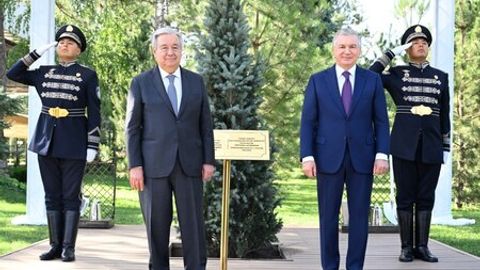 O&lsquo;zbekiston prezidenti va BMT bosh kotibi Faxriy mehmonlar xiyobonida daraxt ekdi (foto)