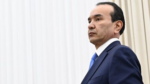 Маданият вазири тармоқларда кийим дўконини реклама қилиб чиқди