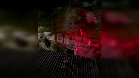 Toshkentdagi janjalda fuqaro avtomobilini odamlar ustiga haydadi