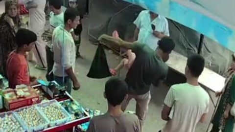 Samarqandda ota besh yoshli farzandini tepib, yerga yiqitdi (video)&nbsp;