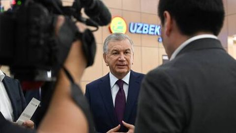 Шавкат Мирзиёев янгидан очилган Қўқон аэропортини бориб кўрди (фото)