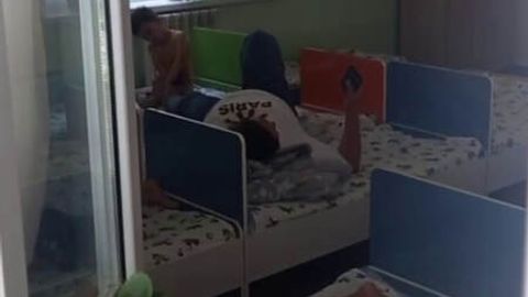 Sirdaryodagi bog&lsquo;chada tarbiyachining yosh bolaga oyog&lsquo;ini uqalatib yotgan videosi tarqaldi (video)&nbsp;