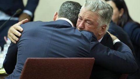 Алек Болдуинга қўйилган эҳтиётсизликдан содир этилган қотиллик айблови олиб ташланди. Актёр суд залида йиғлаб юборди (видео)
