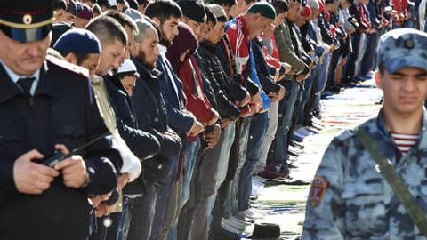 Ayollarga hushtak chalma, ko&lsquo;chada qo&lsquo;y so&lsquo;yma: Rossiyada migrantlar uchun kurs ishlab chiqildi&nbsp;
