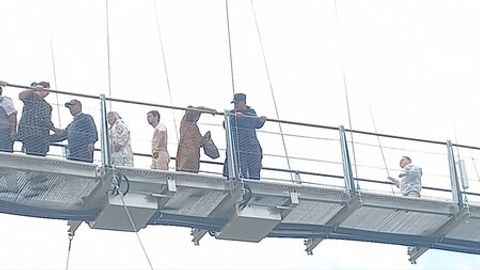 Жиззахда шахсий буюмлари ва ҳужжатлари солинган ҳамёни жарликка тушиб кетган аёлга ёрдам кўрсатилди