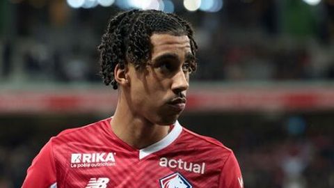 &ldquo;Real&rdquo; qiziqish bildirgan 18 yoshli himoyachi &ldquo;Manchester Yunayted&rdquo; bilan shartnoma imzolaydi&nbsp;