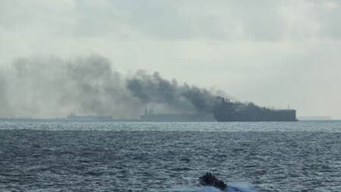 Сингапур соҳиллари яқинида икки йирик нефть танкери тўқнашиб, ёниб кетди