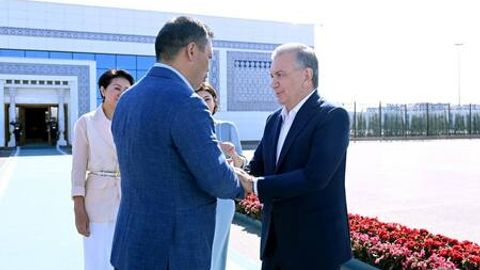 Shavkat Mirziyoyev rafiqasi bilan Sadir Japarov va rafiqasini kuzatib qo&lsquo;ydi (foto)