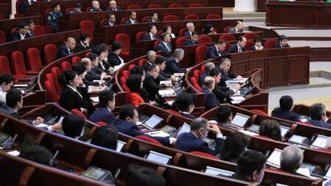 Parlamentda kamchilik ko&lsquo;pchilik ustidan g&lsquo;alaba qozondi. Deputatlar tanaffusga chiqish masalasini ovozga qo&lsquo;ydi (video)&nbsp;