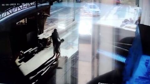 Қашқадарёда 12 яшар бола ҳеч ким йўғида дўконга киргани учун дўкон эгасидан калтак еди 