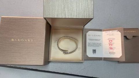 Божхонадаги найранглар: 100 млн сўмлик ичимликни олиб ўтишга уриниш, 90 млн сўмлик браслет ва 120 млн сўмлик заргарлик буюмлари тўхтатилди