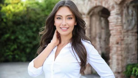 Neslihan Atagul homiladorlik tufayli yangi loyihada rol ijro etishdan bosh tortdi